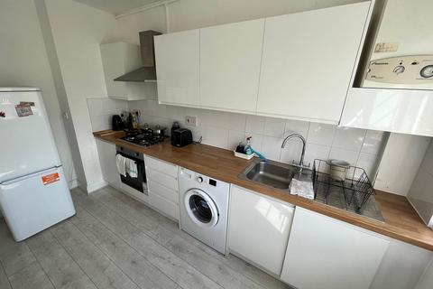 2 bedroom flat to rent, Mountview Court, Turnpike Lane, N8