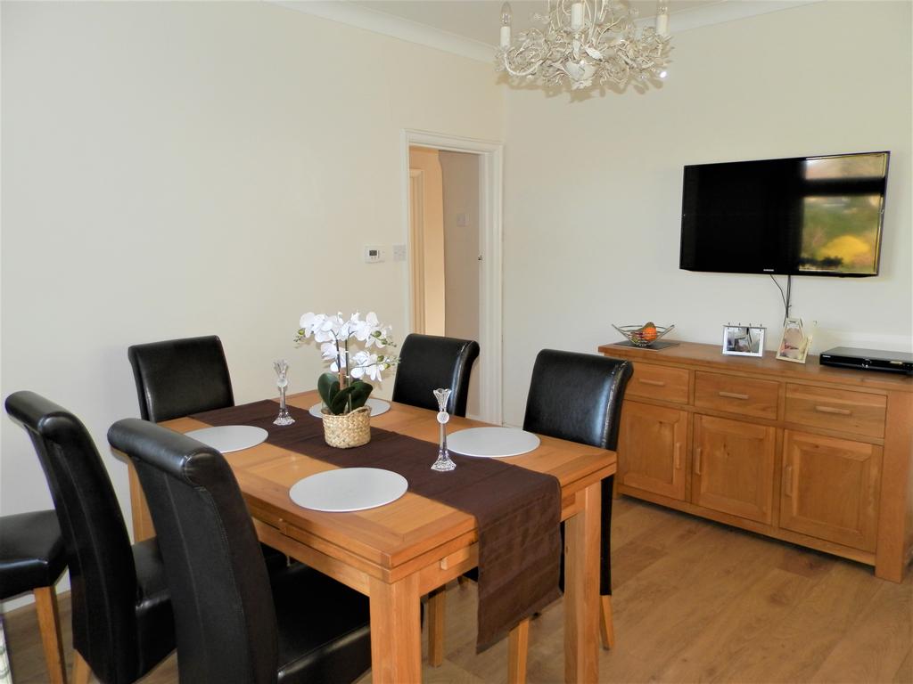 Sunnyside Gardens, Upminster RM14 2 bed semidetached bungalow £675,000