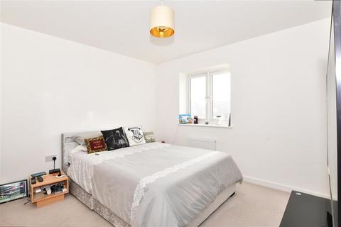 14 Barchamber Way, Gravesend, DA12 2FA