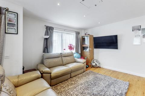 2 bedroom flat to rent, Gateway Court, Greater London, UB2