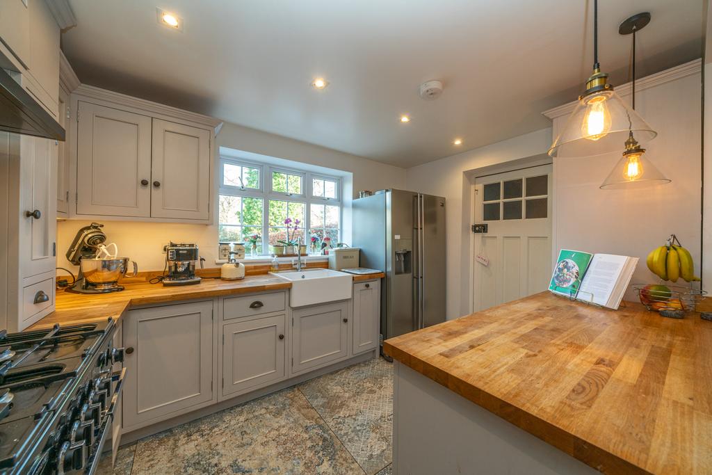 Vicarage Road, Potten End HP4 3 bed semidetached house £950,000