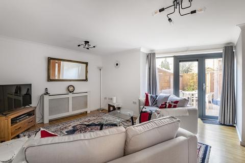 2 bedroom flat to rent, Kenninghall Road, Clapton, E5