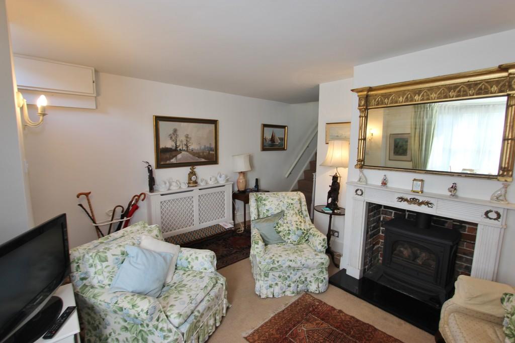 New Street, Sandwich 3 bed end of terrace house £1,250 pcm (£288 pw)