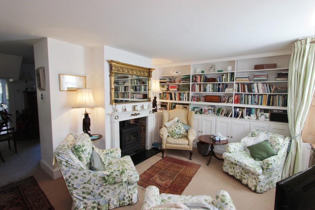New Street, Sandwich 3 bed end of terrace house £1,250 pcm (£288 pw)