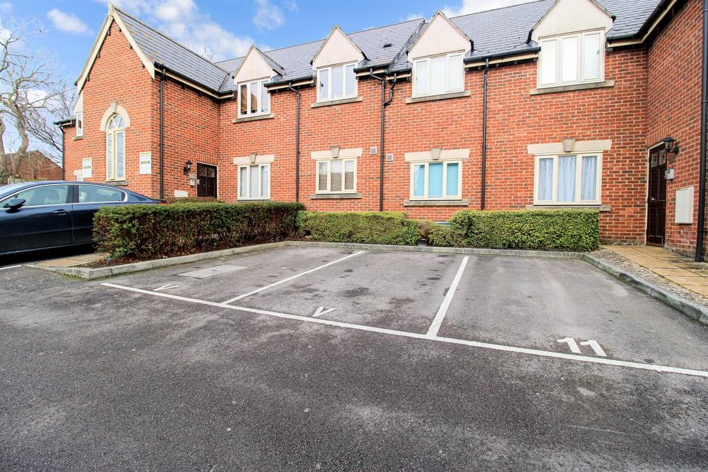 Kingshill Court, Kingshill Road 2 bed apartment - £140,000