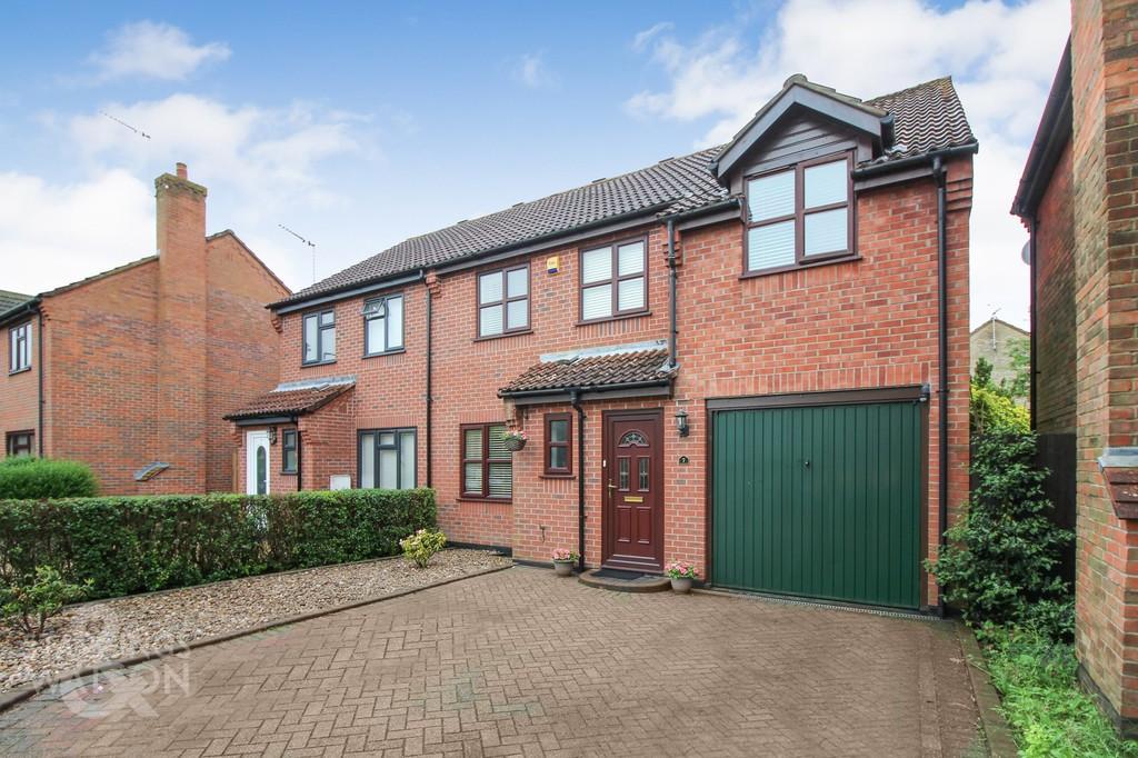 Longfield Close, Loddon, Norwich 4 bed semidetached house £300,000