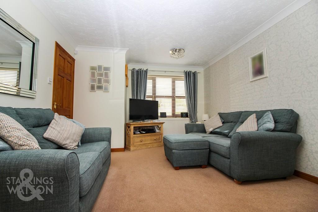 Longfield Close, Loddon, Norwich 4 bed semidetached house £300,000