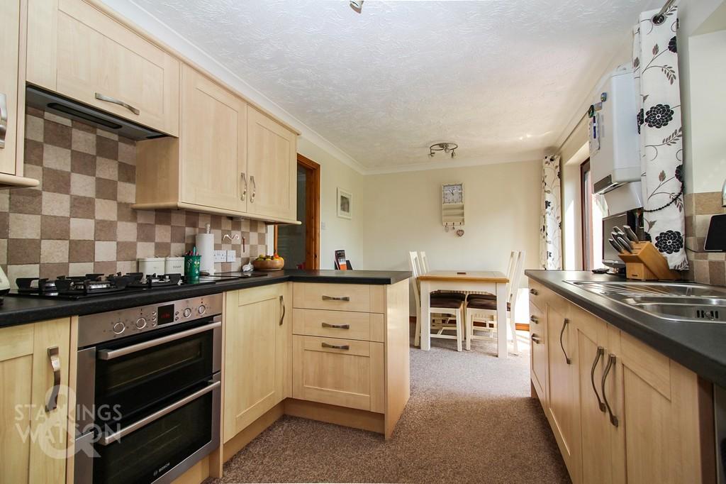 Longfield Close, Loddon, Norwich 4 bed semidetached house £300,000