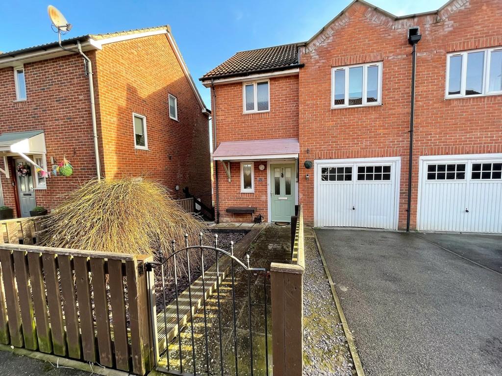 Phoenix Drive, Scarborough 3 bed semidetached house £180,000