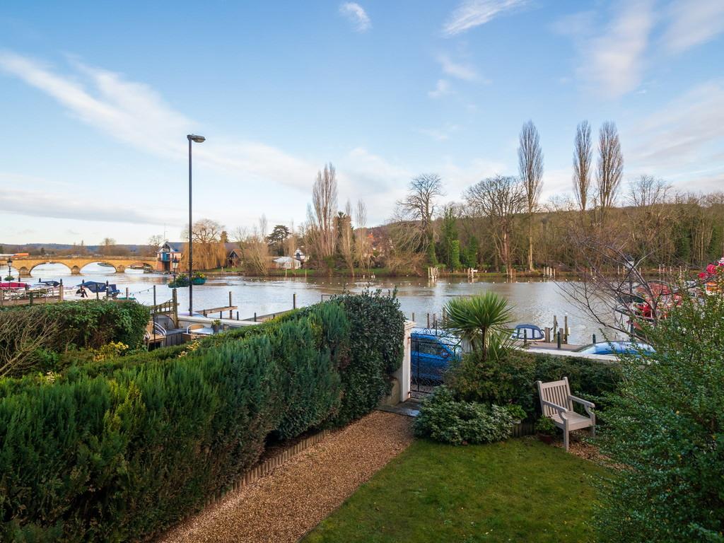River Terrace, HenleyonThames 2 bed ground floor flat £550,000