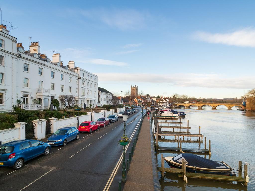 River Terrace, HenleyonThames 2 bed ground floor flat £550,000
