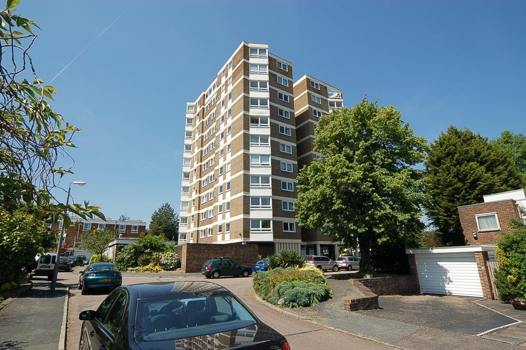 Hamble Court, Broom Park, Teddington... 2 bed flat £1,450 pcm (£335 pw)
