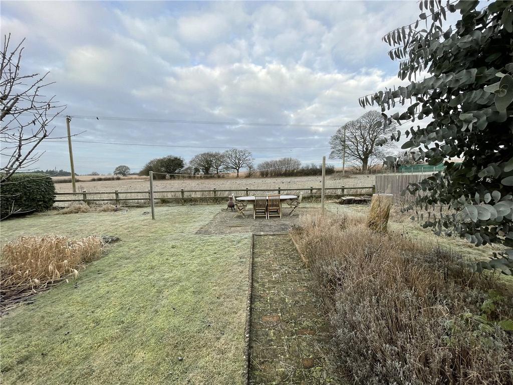 Worlds End, Beedon, Newbury... 2 bed detached house £165,000