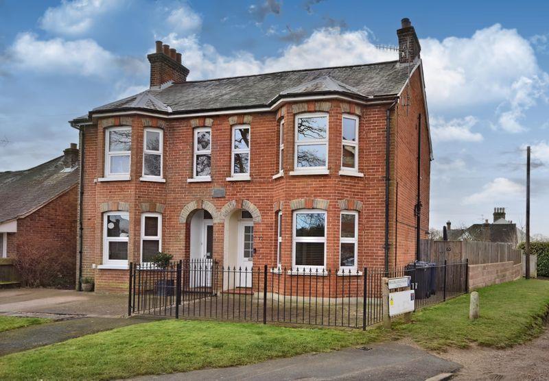 Upper Weybourne Lane, Farnham 3 bed semidetached house £525,000
