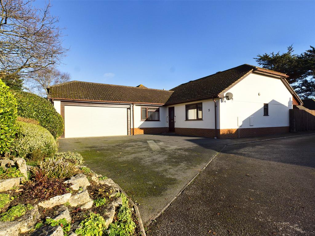 Hoburne Lane, Highcliffe, Christchurch, Dorset, BH23 3 bed bungalow £