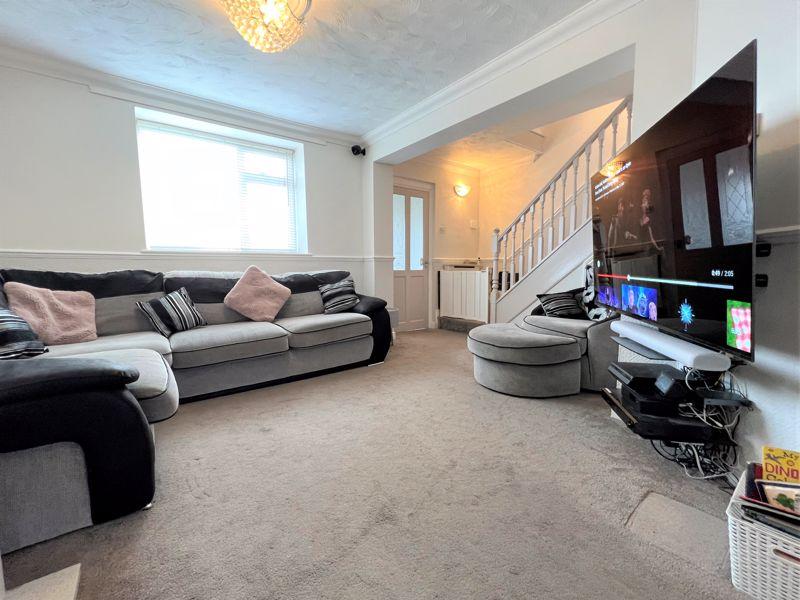 Leven Drive, Waltham Cross 2 bed end of terrace house £1,850 pcm (£