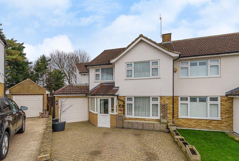 Wentworth Close, Farnborough Village... 5 bed semidetached house £