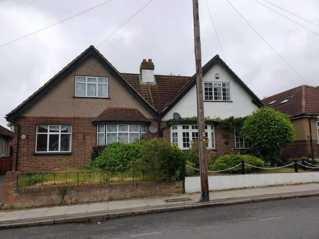 Walford Road, Uxbridge 3 bed semidetached house £490,000