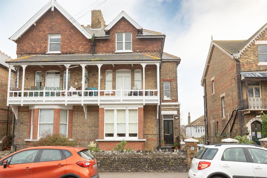 Roxburgh Road, WestgateOnSea 2 bed flat to rent £895 pcm (£207 pw)