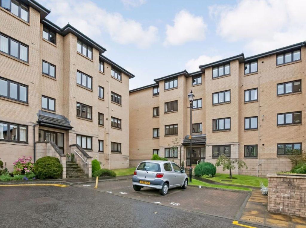 LEARMONTH AVENUE, EDINBURGH, EH4 1HT 3 bed flat £1,555 pcm (£359 pw)