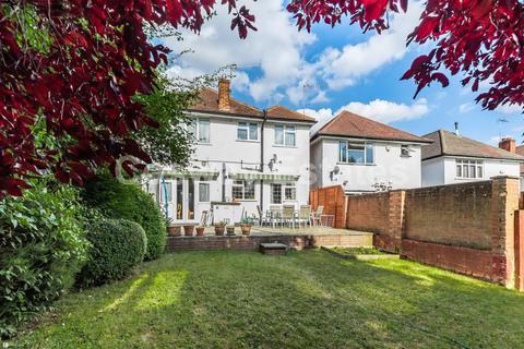 25 Lawrence Avenue, London, NW7 4NL