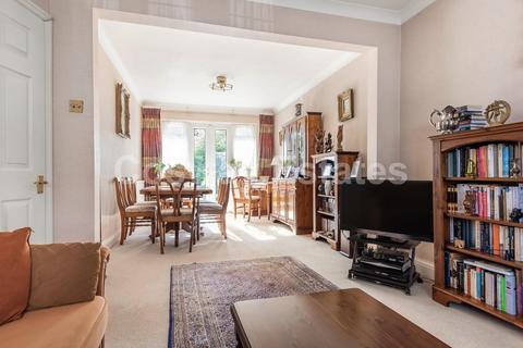 25 Lawrence Avenue, London, NW7 4NL