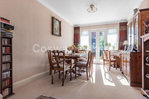 25 Lawrence Avenue, London, NW7 4NL