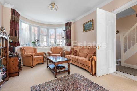 25 Lawrence Avenue, London, NW7 4NL