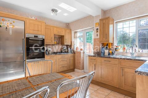 25 Lawrence Avenue, London, NW7 4NL