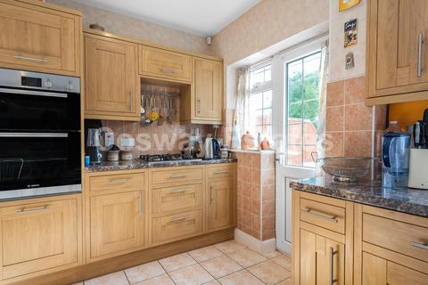 25 Lawrence Avenue, London, NW7 4NL