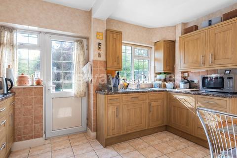 25 Lawrence Avenue, London, NW7 4NL
