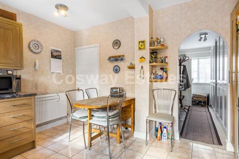 25 Lawrence Avenue, London, NW7 4NL