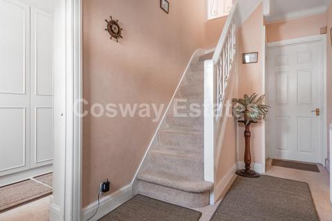 25 Lawrence Avenue, London, NW7 4NL