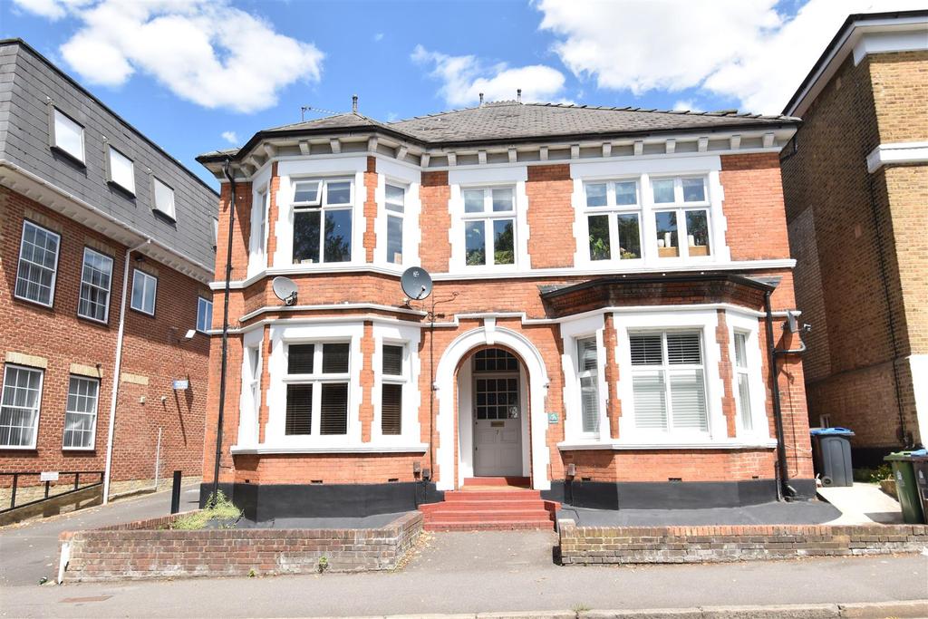 Surbiton Hill Road, Surbiton 1 bed flat £1,100 pcm (£254 pw)