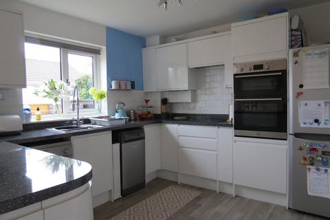 14 Emlyn Fields, St Austell, PL25 3UL