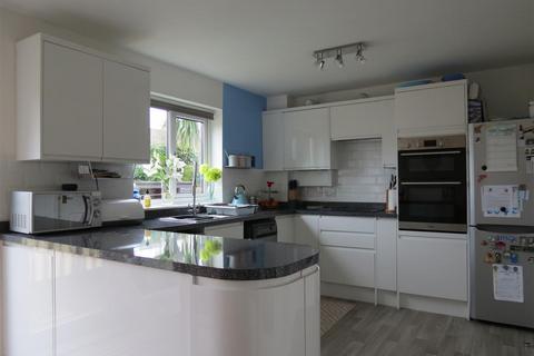14 Emlyn Fields, St Austell, PL25 3UL
