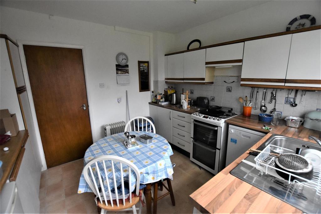 Bramley Avenue, Worcester 3 bed link detached house £300,000