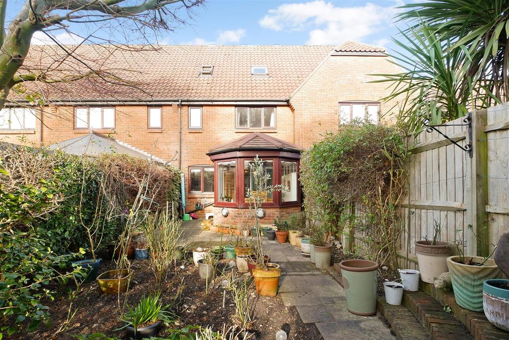 Walk, Chichester 4 bed house £495,000