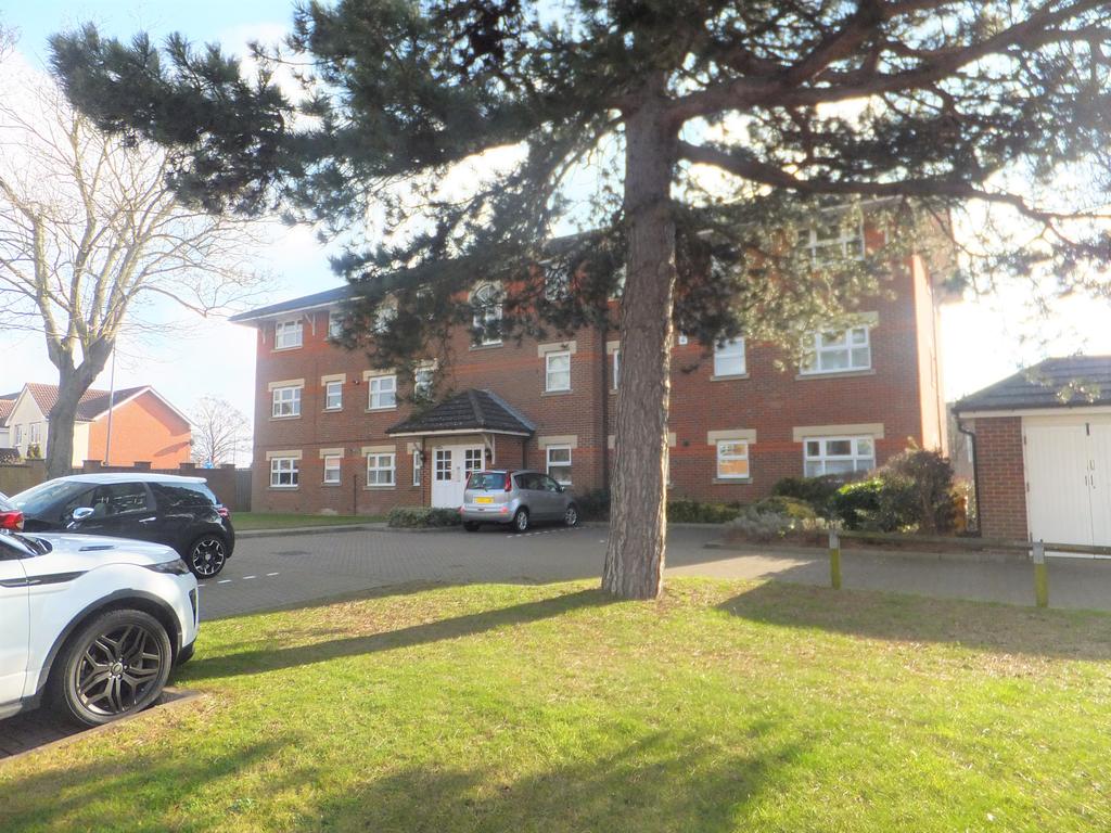 Burns Close, Billericay CM11 2 bed ground floor flat £339,950