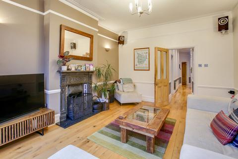 10 Faraday Road, London, W3 6JB