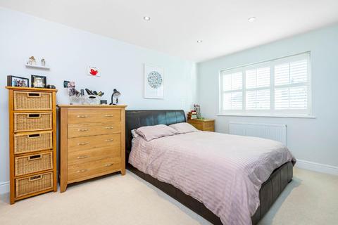 3 Bluebird Close, Raynes Park, London, SW20 0AT