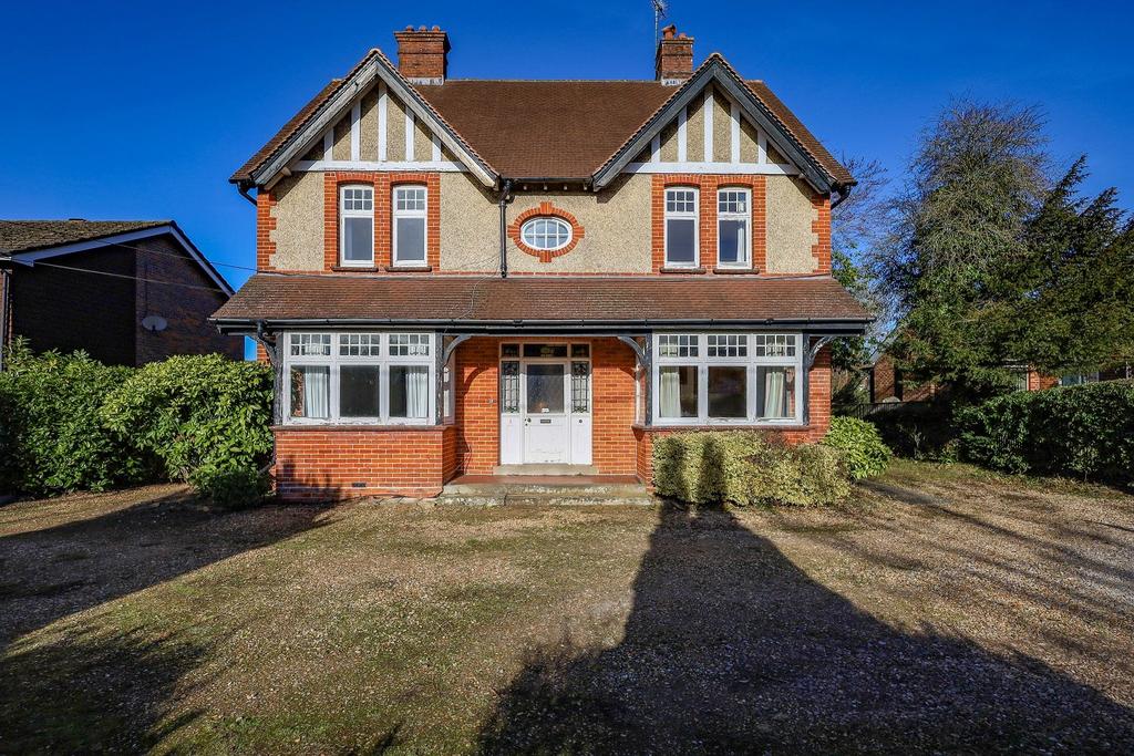Rake Road, Liss, Hampshire, GU33 5 bed detached house £900,000