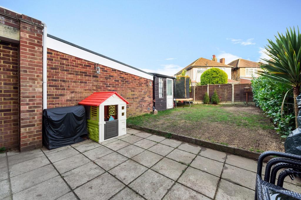 Durrell Way, Shepperton, TW17 3 bed semidetached house £549,950