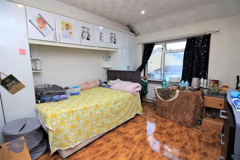 112 Ash Grove, Hounslow, TW5 9DS