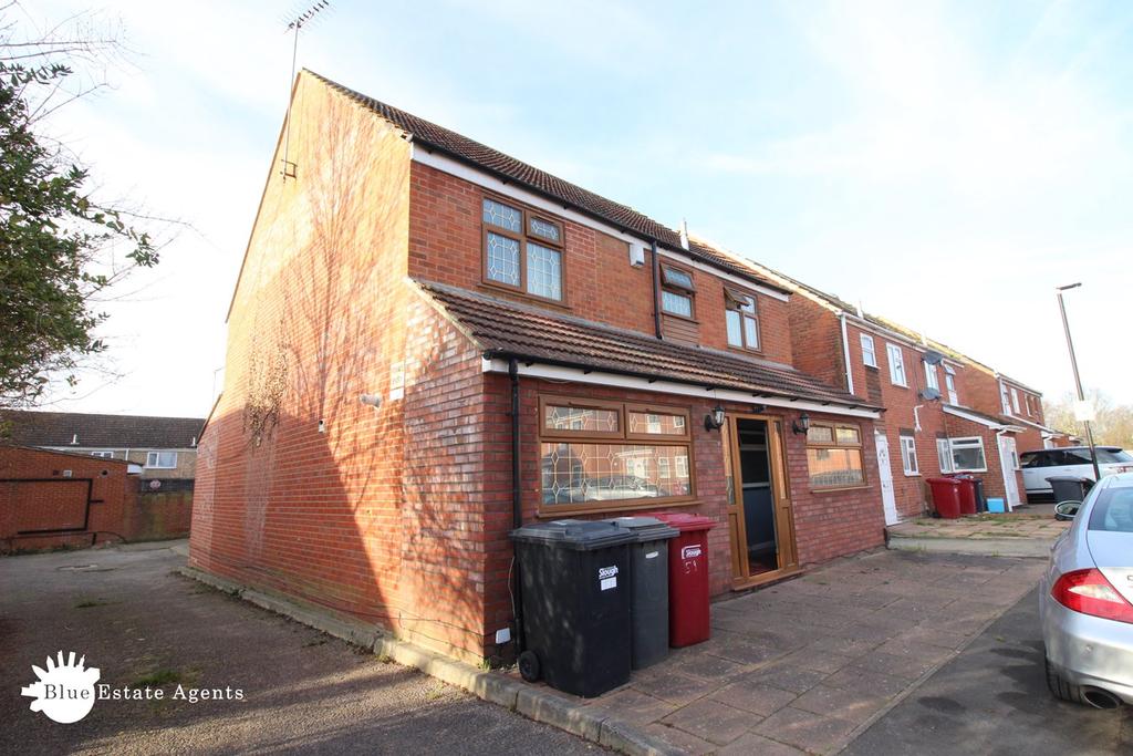 Rochfords Gardens, Slough, SL2 5 bed detached house £2,850 pcm (£658 pw)