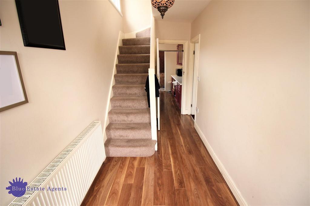 Wentworth Crescent, Hayes, UB3 3 bed semidetached house £550,000