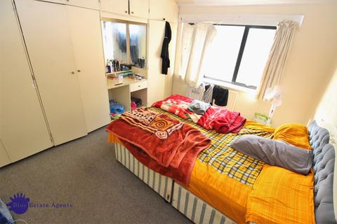 5 The Vale, Hounslow, TW5 9HT