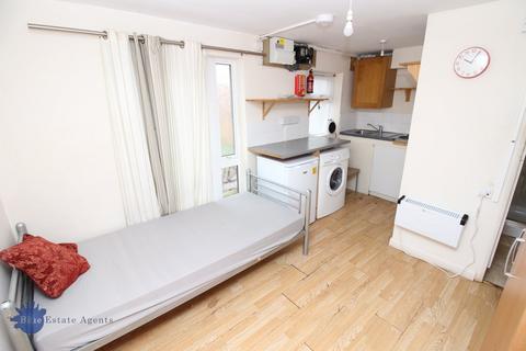 Studio to rent, Townsend Road, Southall, UB1