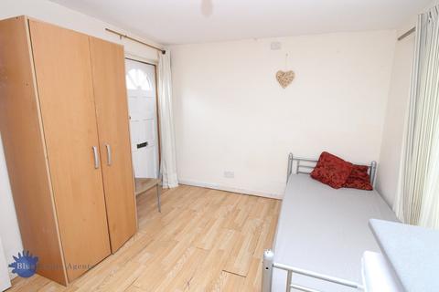 Studio to rent, Townsend Road, Southall, UB1