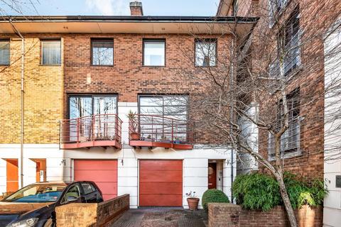 150 Plover Way, London, SE16 7TZ